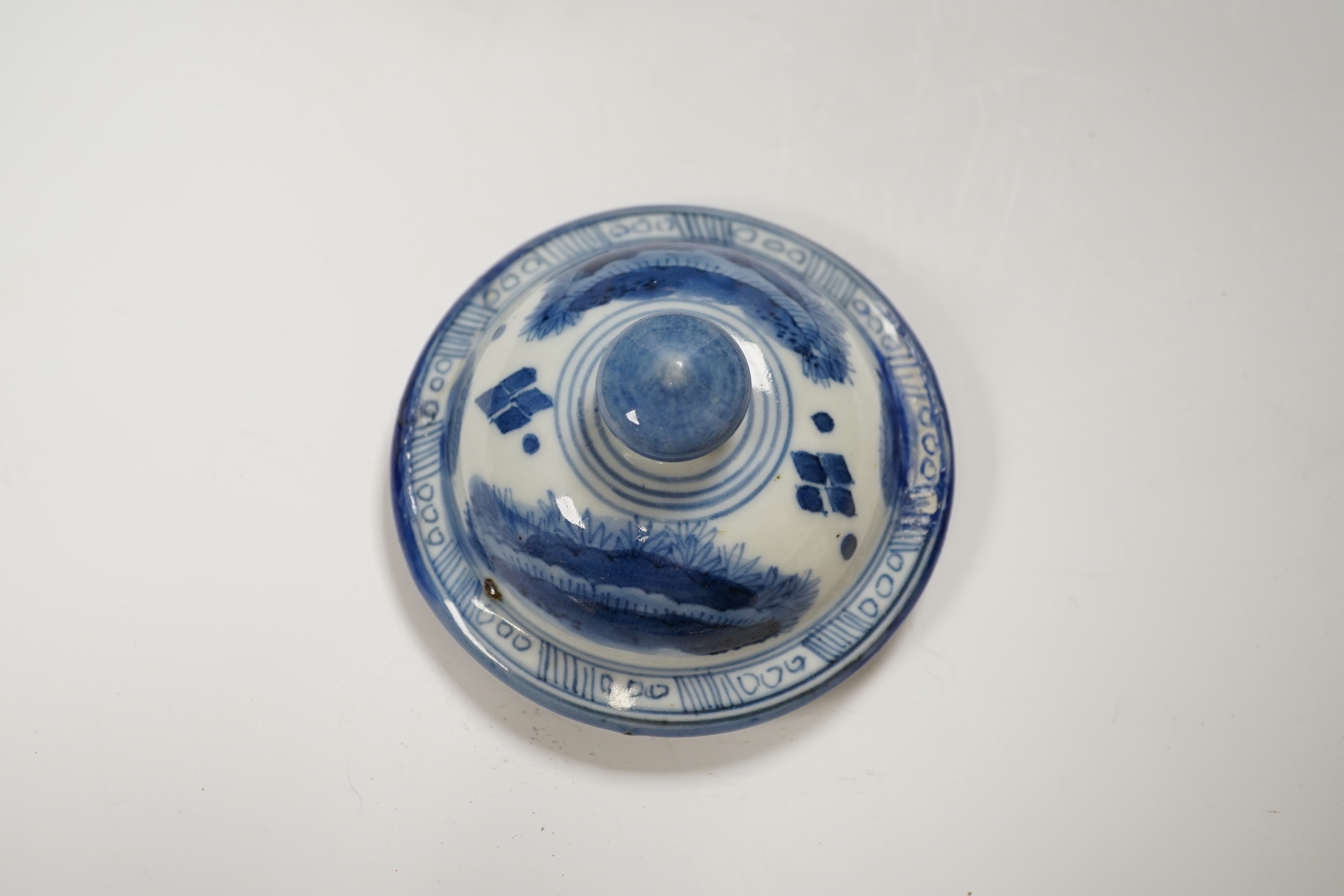 A 17th century Japanese Arita blue and white jar and cover, 22cm